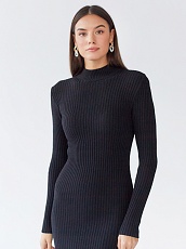 Трикотажное вязаное платье черное